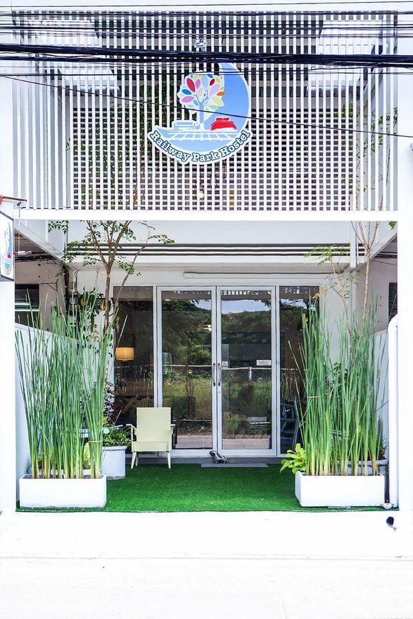 Railway Park Hostel Чиангмай Екстериор снимка