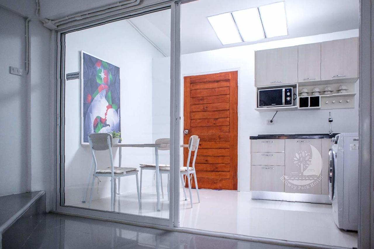 Railway Park Hostel Чиангмай Екстериор снимка